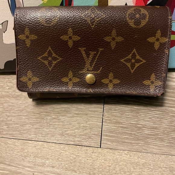 Auth Louis Vuitton wallet - Picture 1 of 16